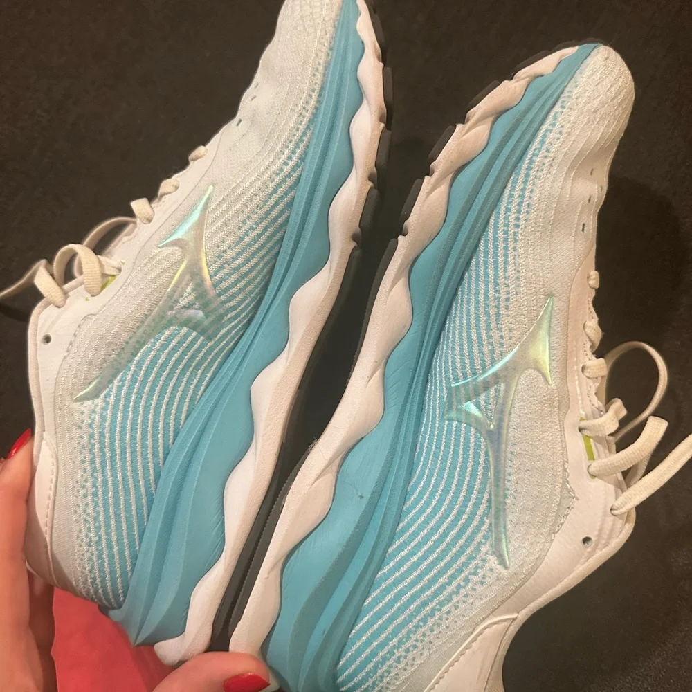 Mizuno running shoes - Picture 3 of 4